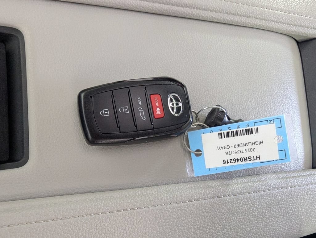 Used 2025 Toyota Grand Highlander AWD Hybrid image 30