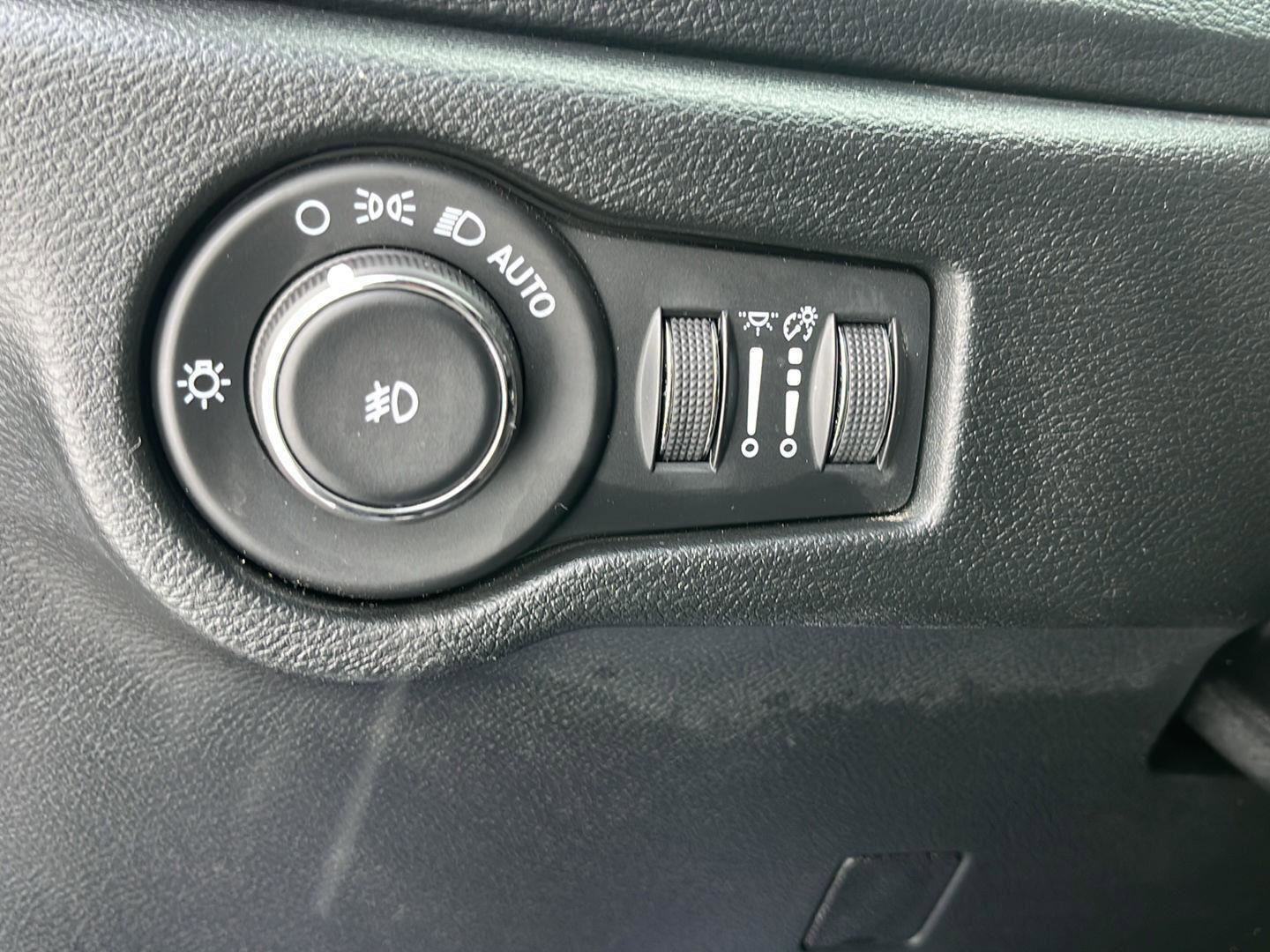 Used 2025 Chrysler Pacifica Select image 23