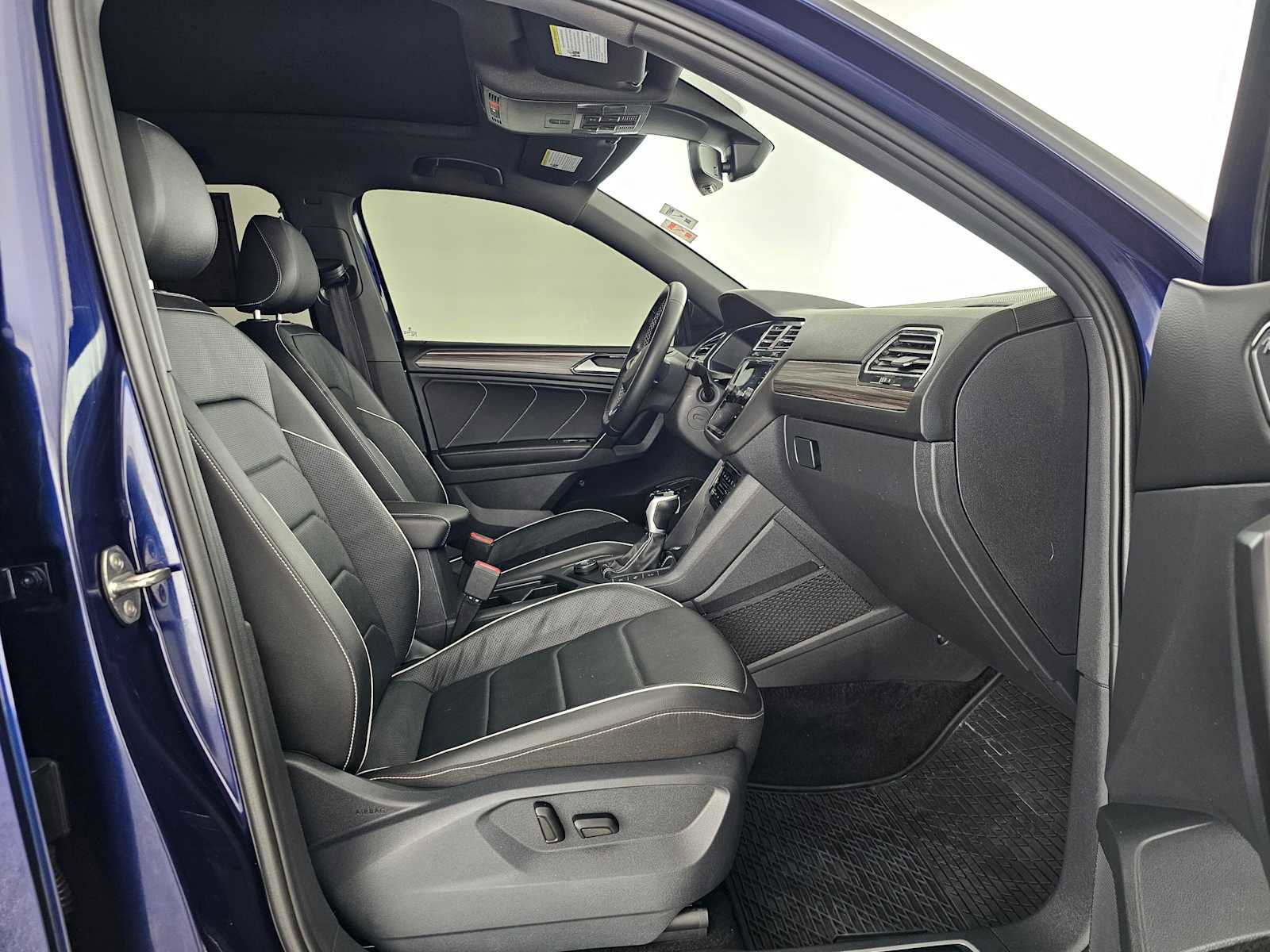 Used 2023 Volkswagen Tiguan SEL R-Line image 10