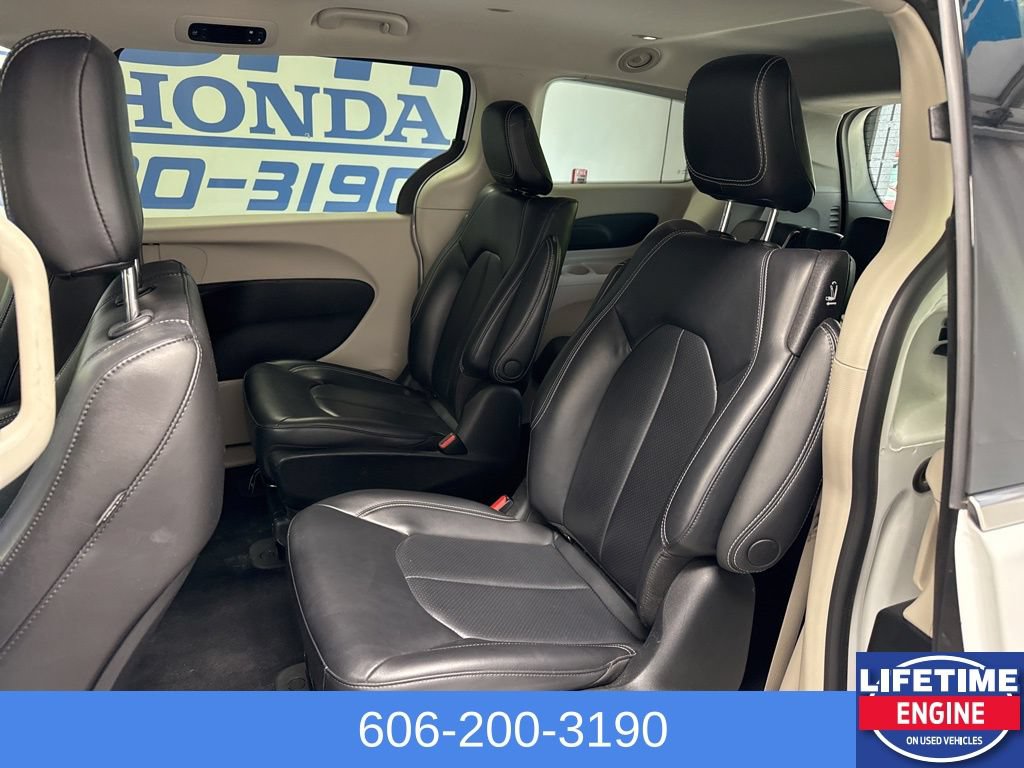 Used 2023 Chrysler Pacifica Touring-L FWD image 13