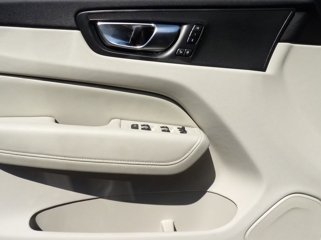 Certified 2025 Volvo XC60 B5 Plus w/ Protection Package Premier image 9