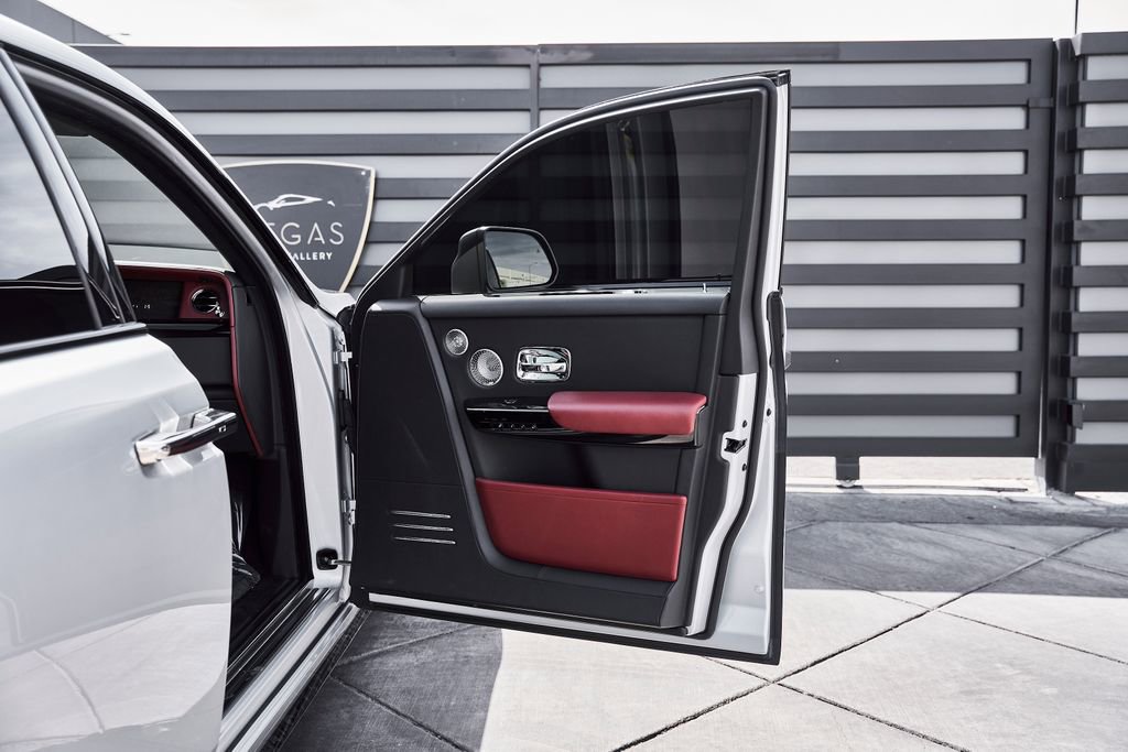 Used 2024 Rolls-Royce Phantom Sedan RWD image 31