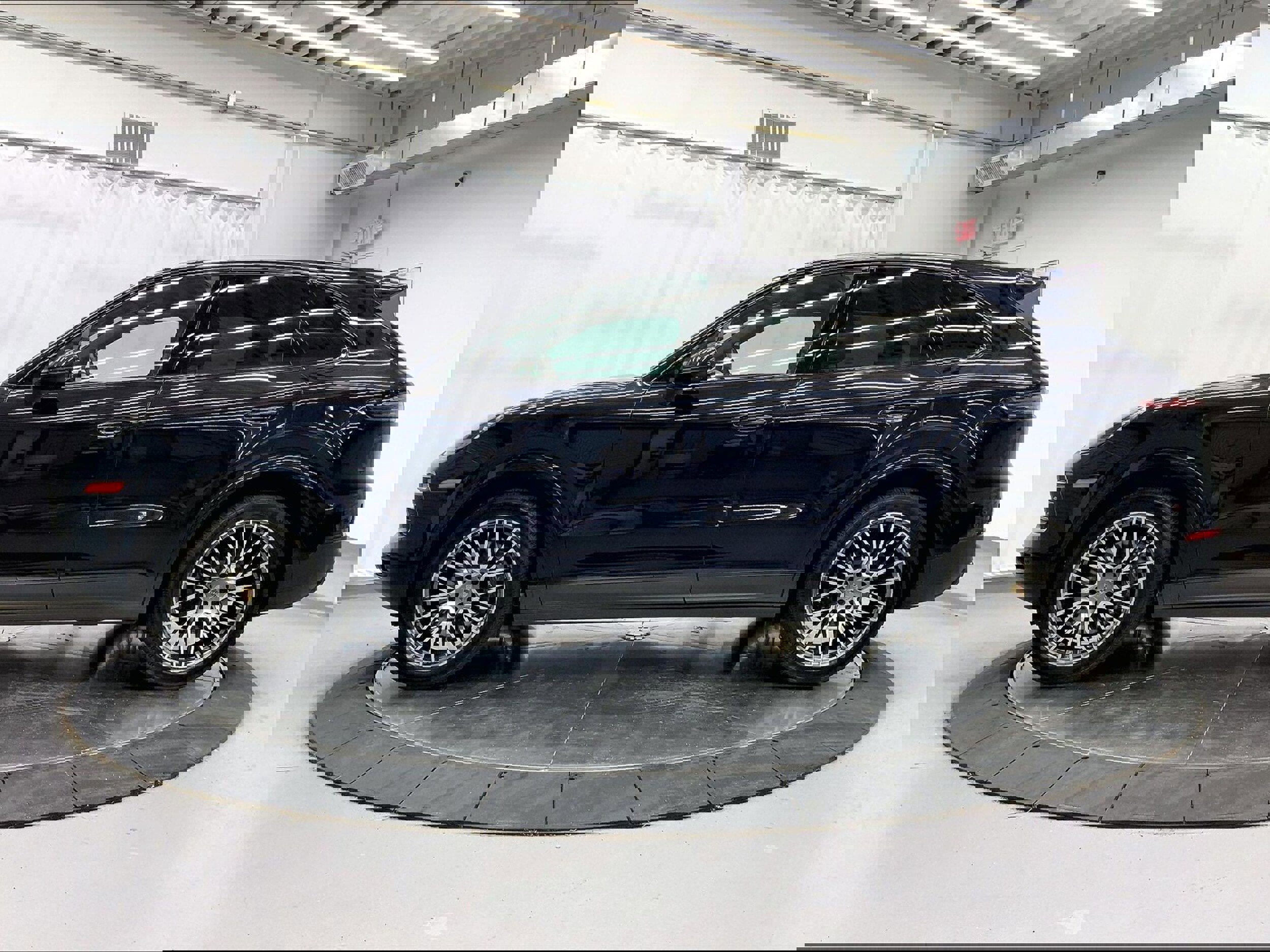 Used 2023 Porsche Cayenne Platinum Edition image 2