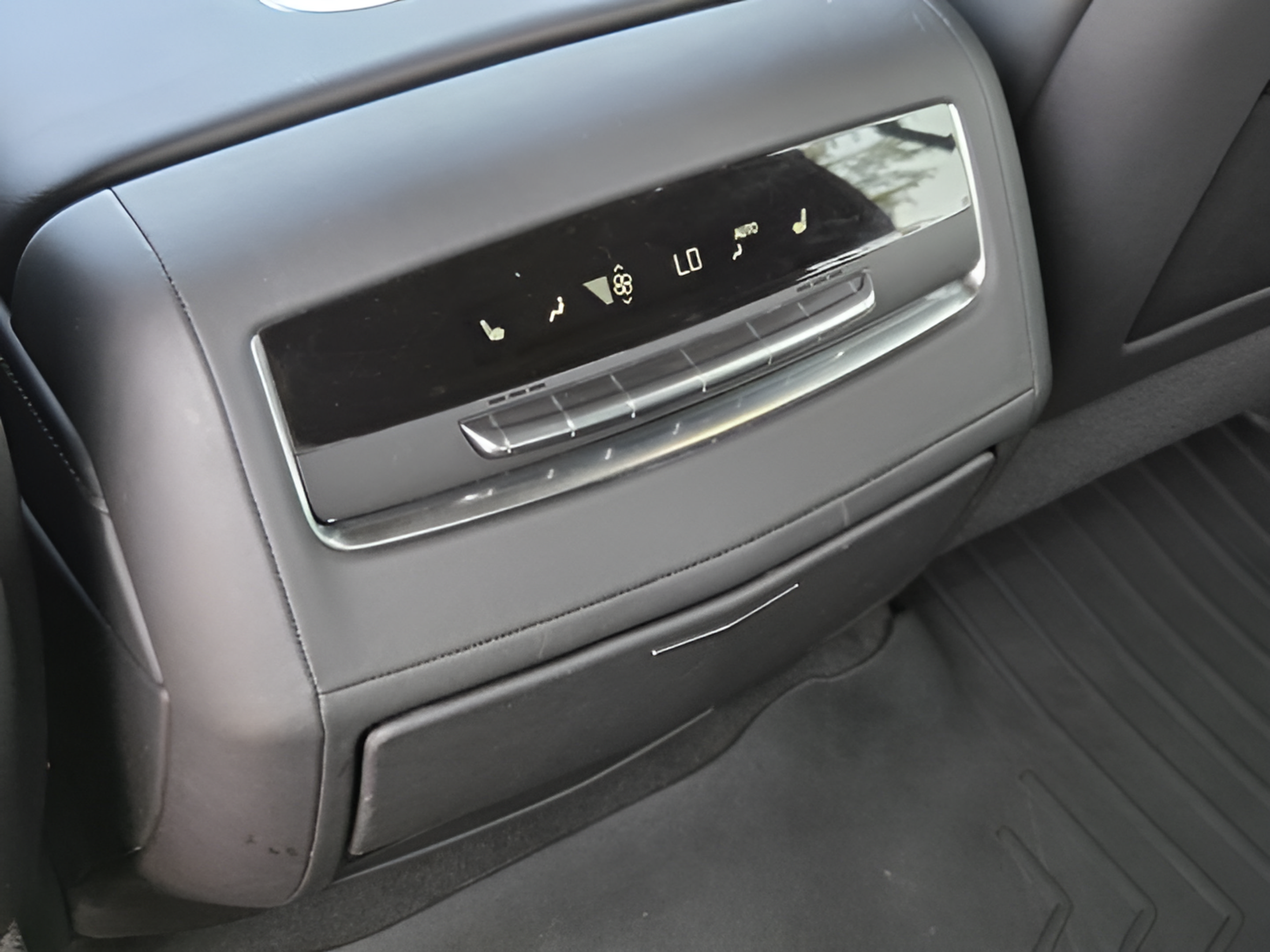 Used 2024 Cadillac Escalade Premium Luxury w/ Performance Package AWD/4WD image 25