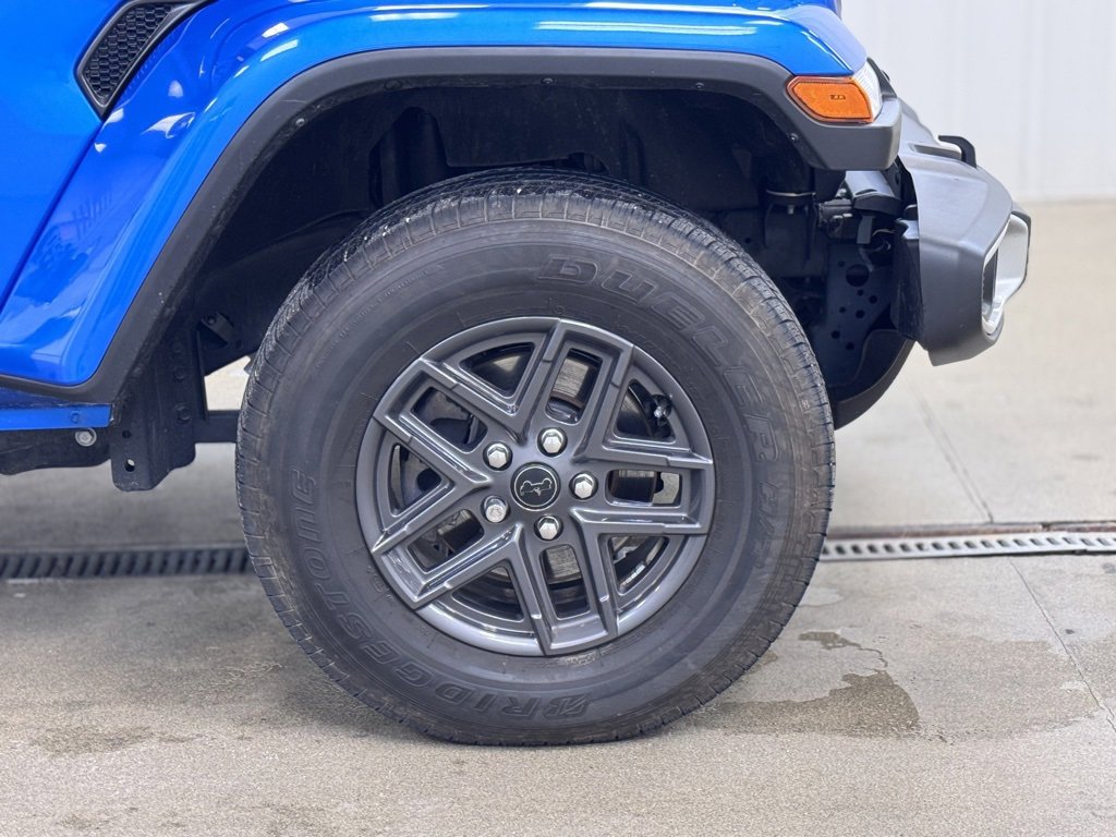 Used 2024 Jeep Gladiator Sport image 4