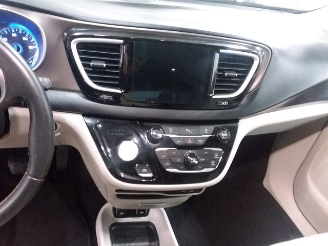 Used 2018 Chrysler Pacifica Touring-L image 12