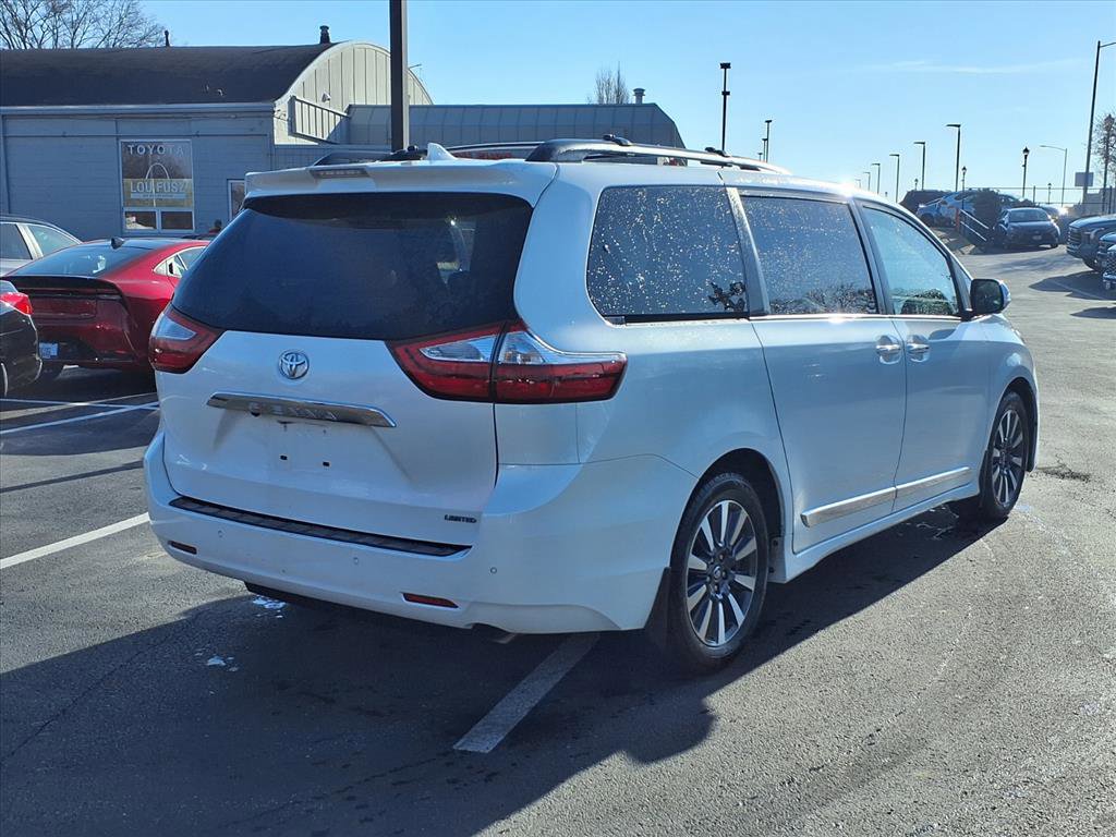 Used 2018 Toyota Sienna Limited Premium w/ Carpet Mat Package image 4