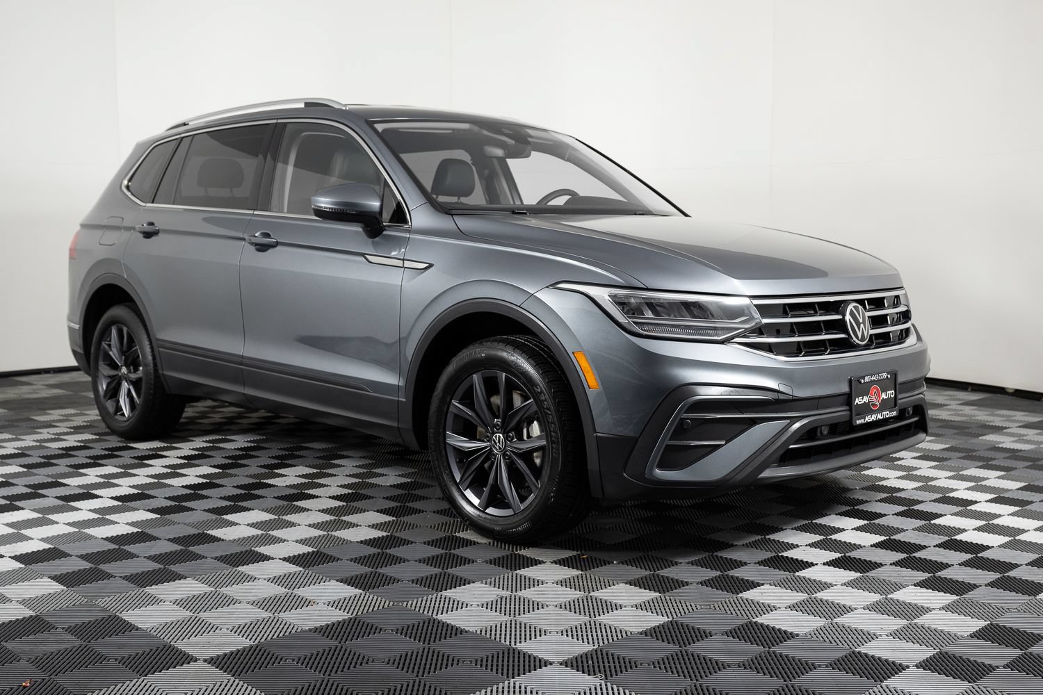 Used 2023 Volkswagen Tiguan SE AWD/4WD image 10