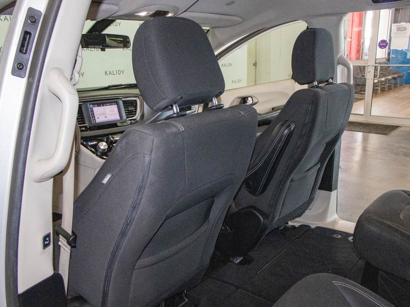 Used 2022 Chrysler Voyager LX FWD image 9