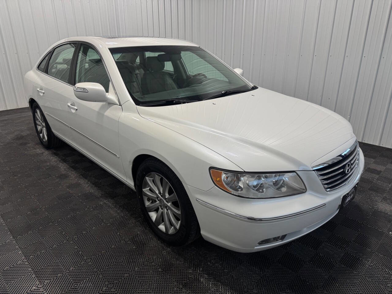 Used 2010 Hyundai Azera Limited w/ Navigation Pkg 3 image 2