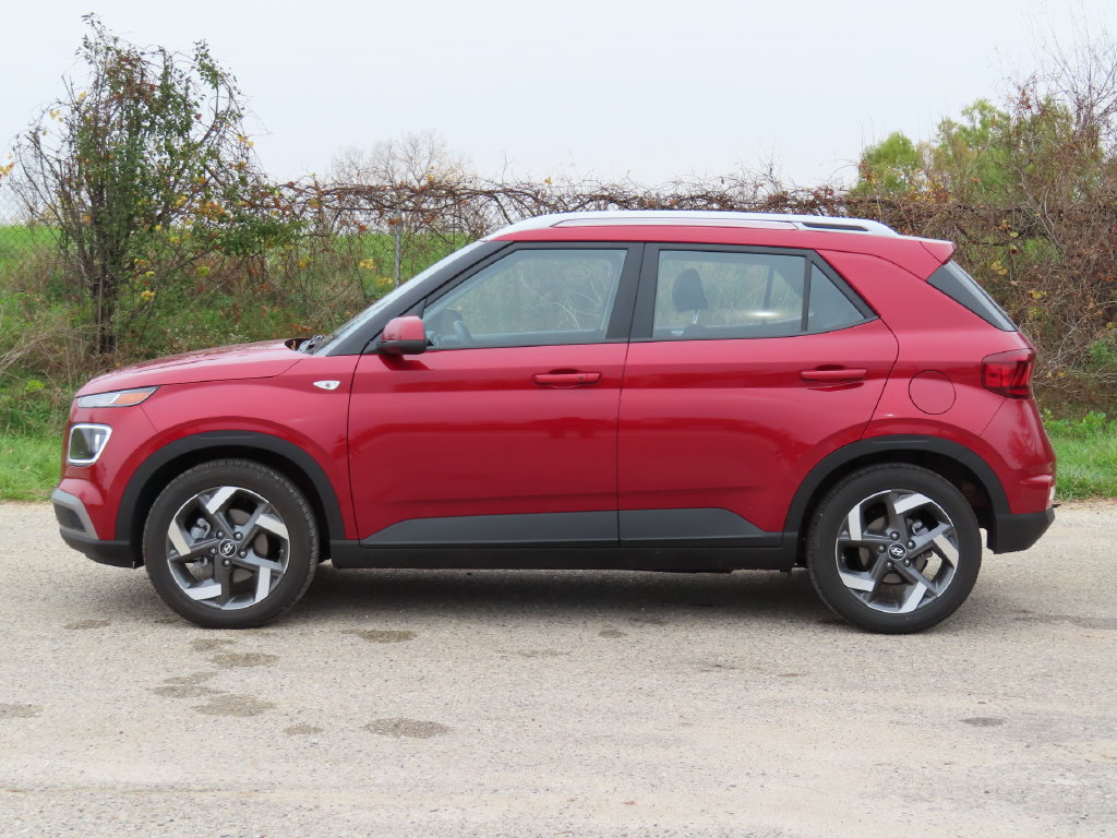 Used 2025 Hyundai Venue Limited FWD image 8