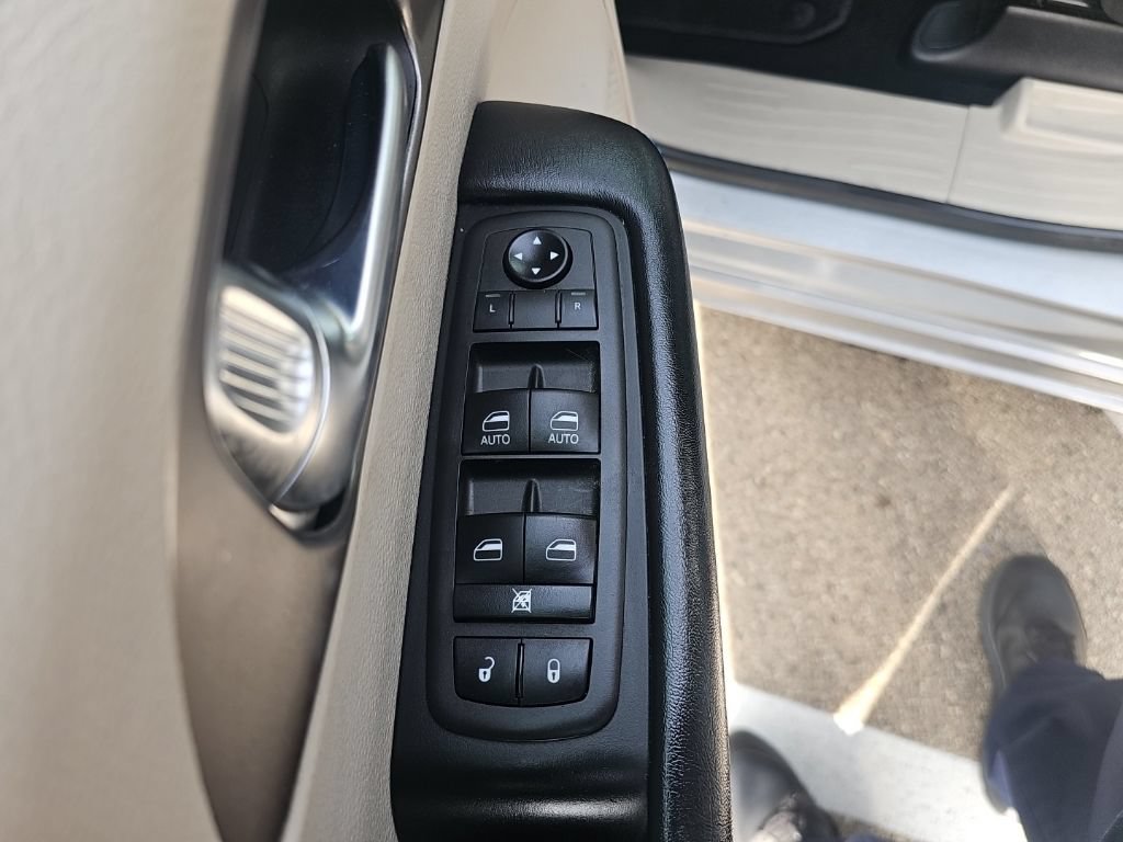 Used 2021 Chrysler Pacifica Touring FWD image 11