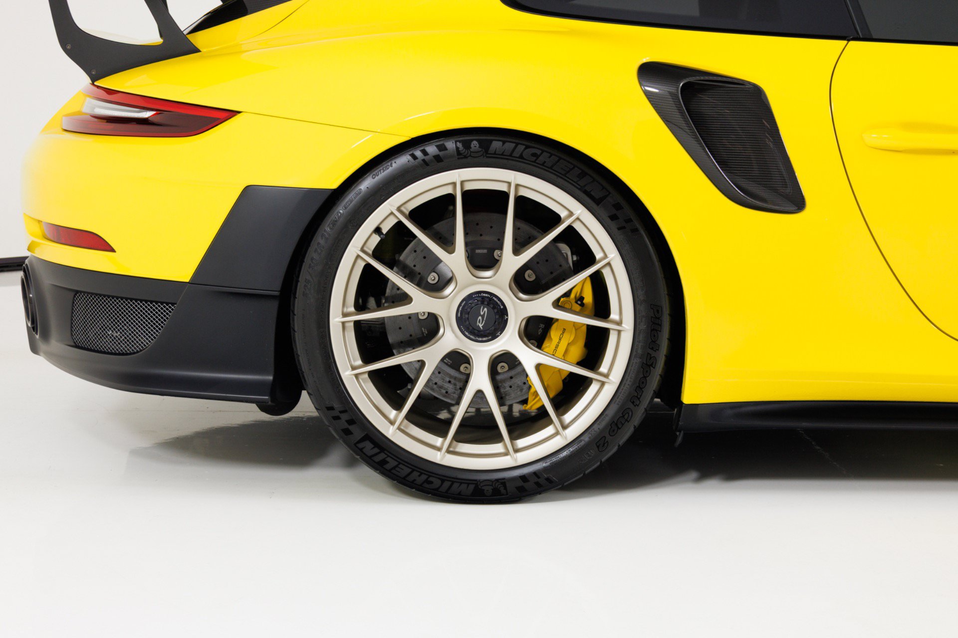 Used 2018 Porsche 911 GT2 RS w/ Weissach Package RWD image 12