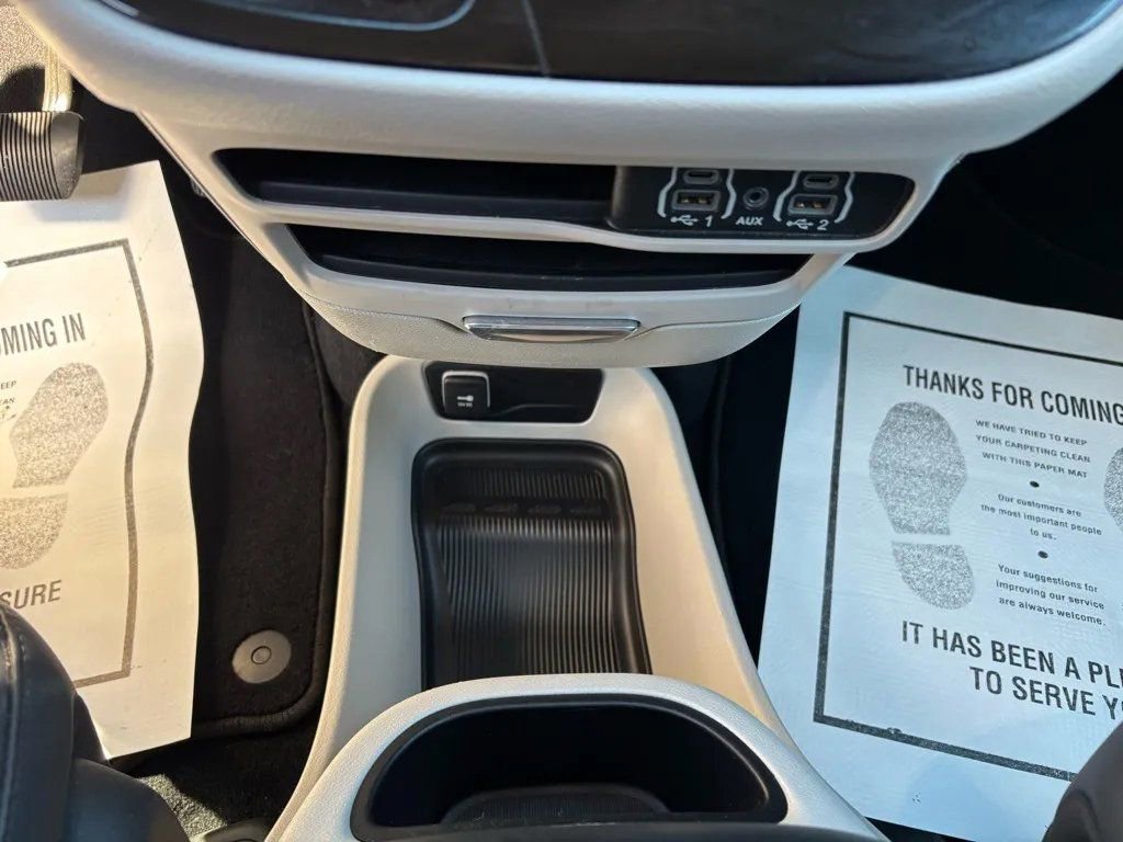 Used 2024 Chrysler Pacifica Touring-L image 14