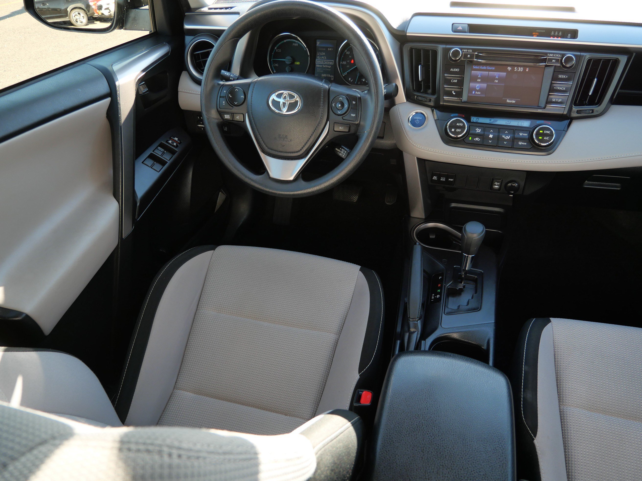 Used 2018 Toyota RAV4 LE AWD/4WD image 9
