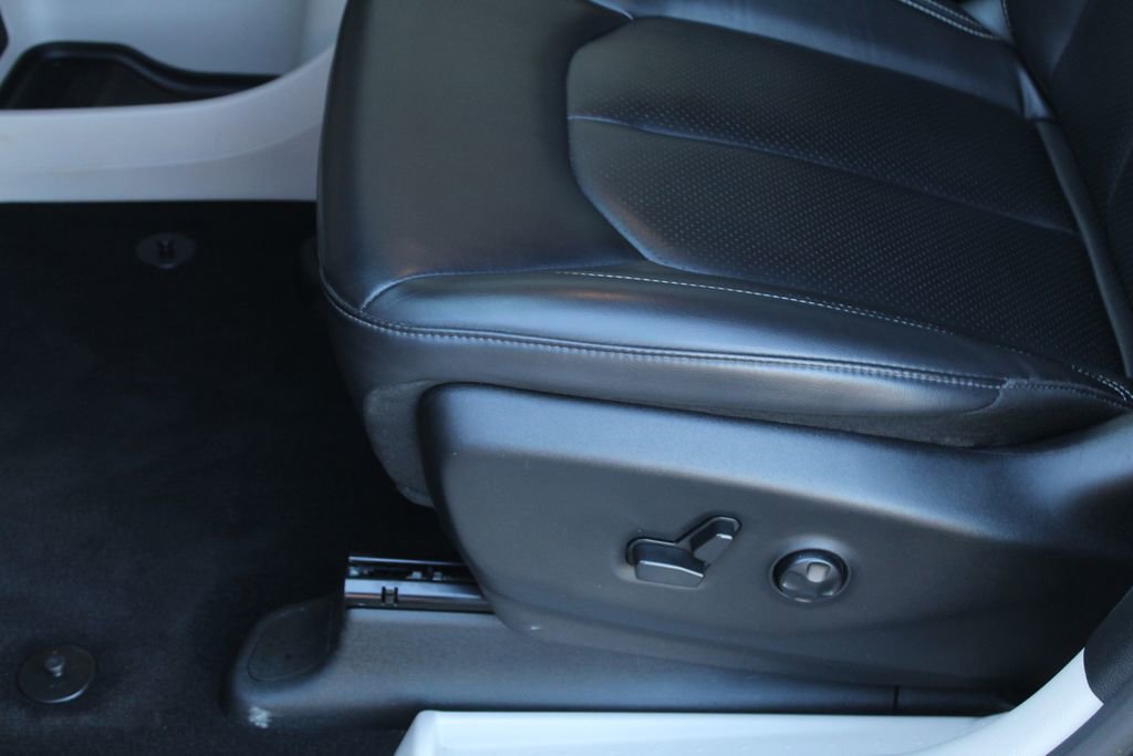 Used 2023 Chrysler Pacifica Touring-L FWD image 29
