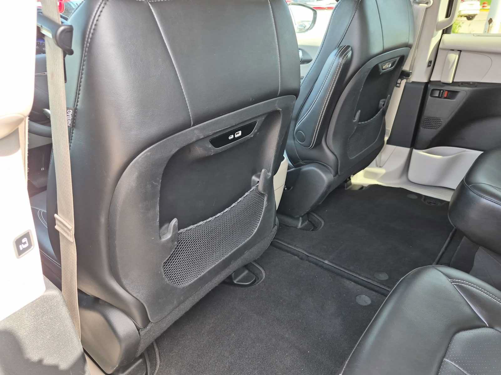 Used 2024 Chrysler Pacifica Touring-L FWD image 18