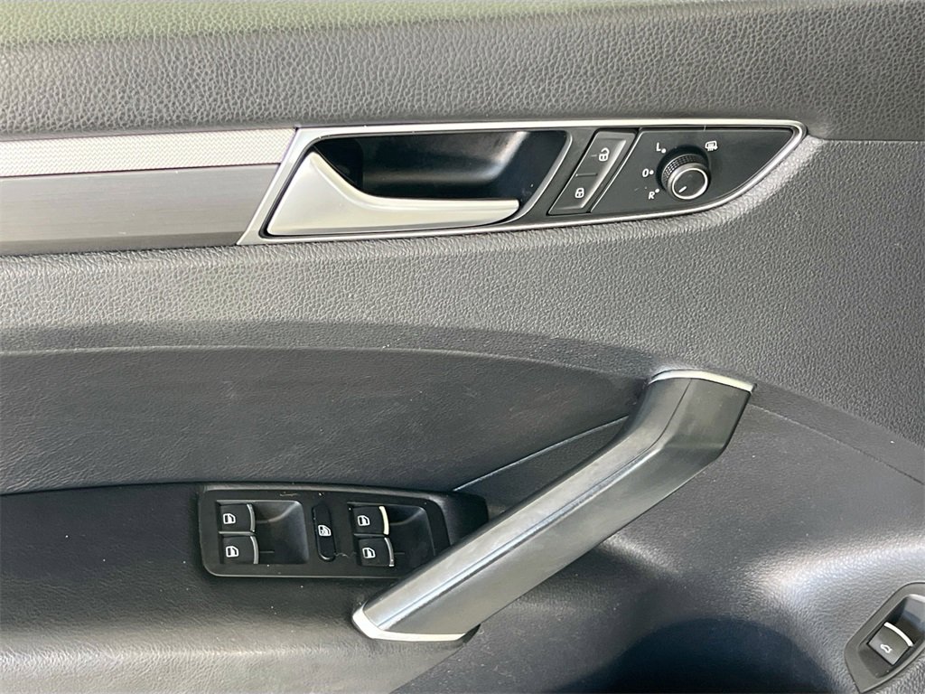 Used 2017 Volkswagen Passat 1.8T R-Line image 17