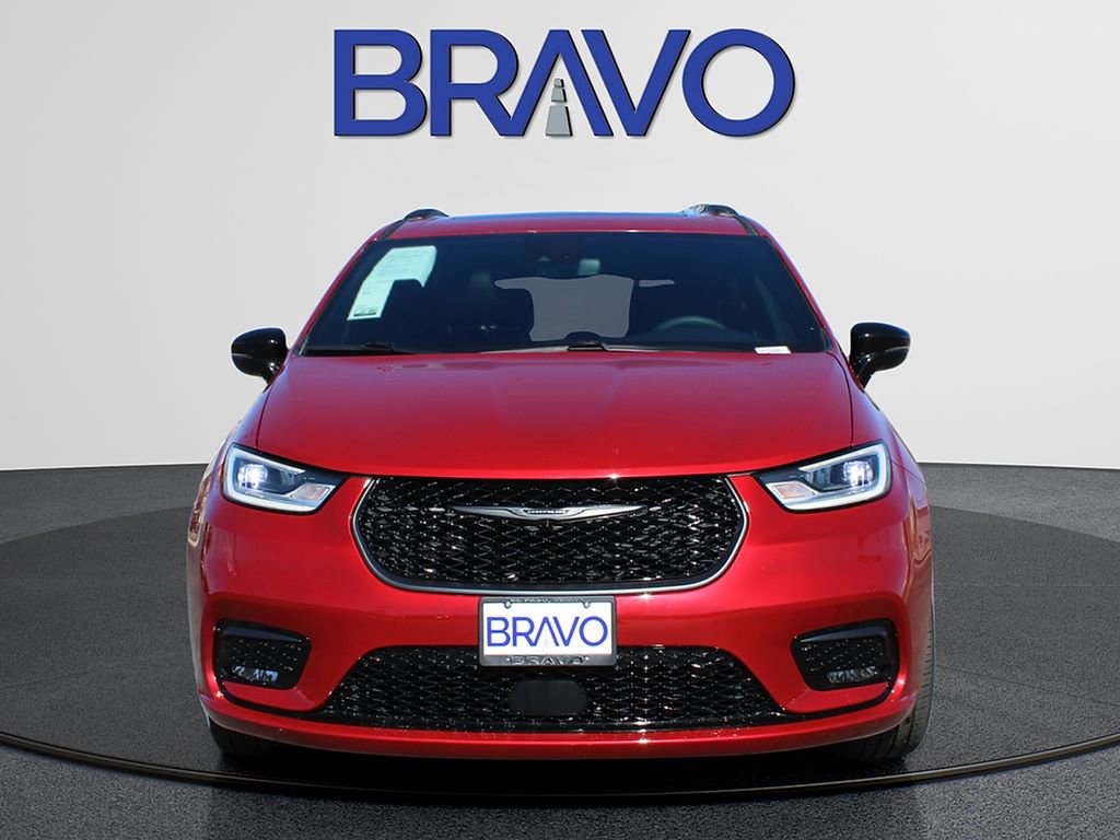 Used 2025 Chrysler Pacifica Limited image 2