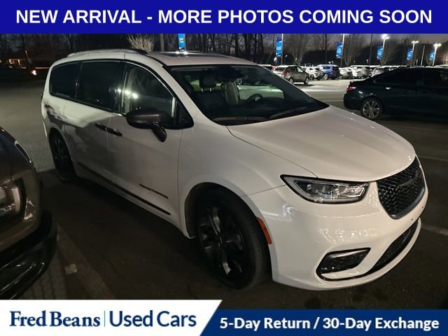 Used 2024 Chrysler Pacifica Touring-L w/ Road Tripper Package image 13