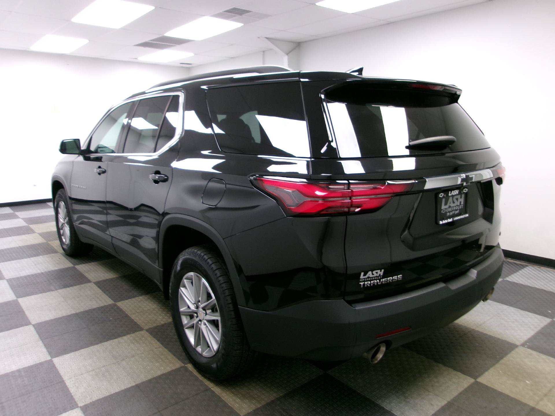 Used 2023 Chevrolet Traverse LT FWD image 2