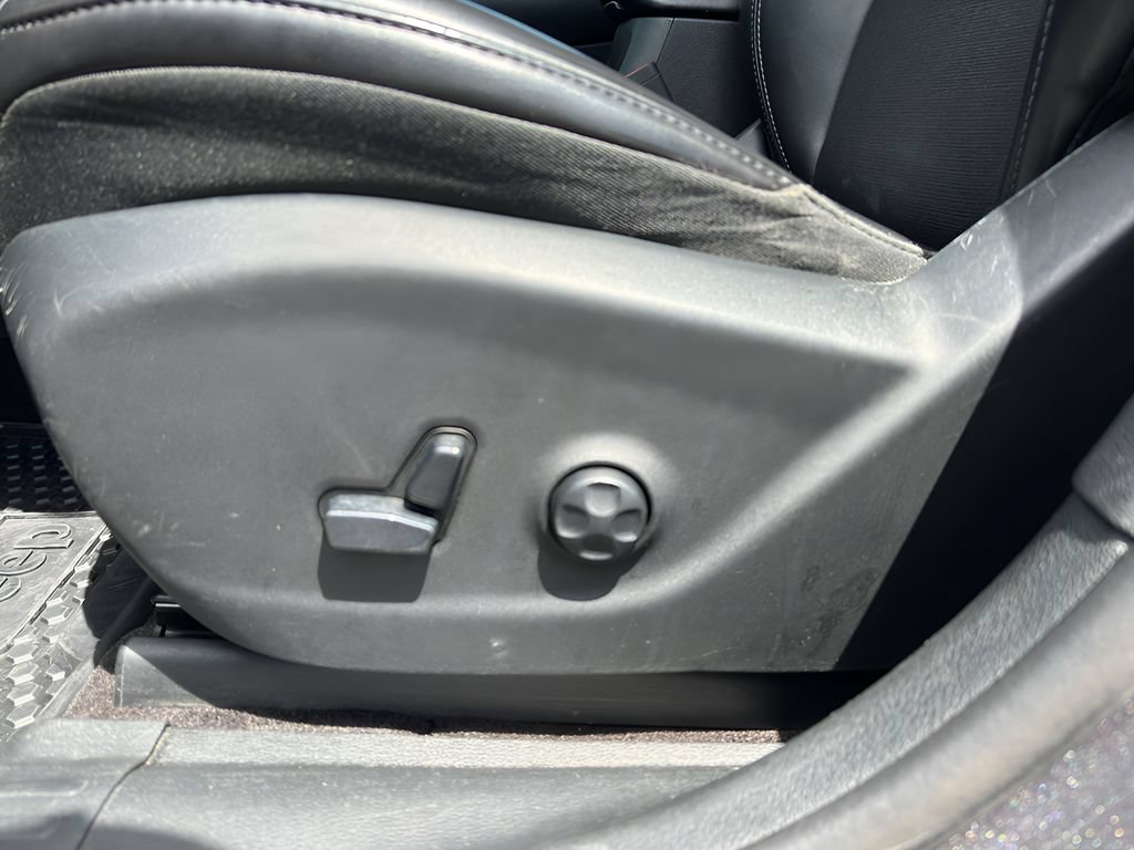 Used 2019 Jeep Cherokee Latitude Plus w/ Cold Weather Group AWD/4WD image 11