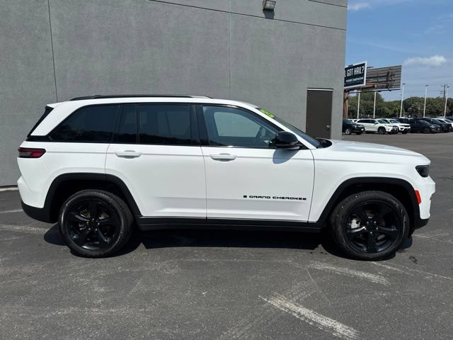 Used 2023 Jeep Grand Cherokee Limited w/ Black Appearance Package AWD/4WD image 16