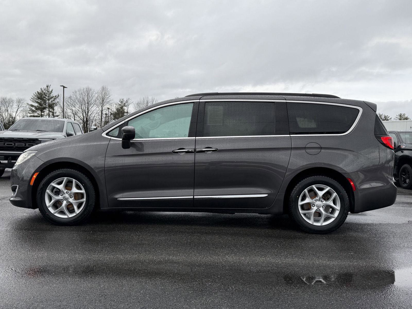 Used 2017 Chrysler Pacifica Touring-L w/ Tire & Wheel Group image 8