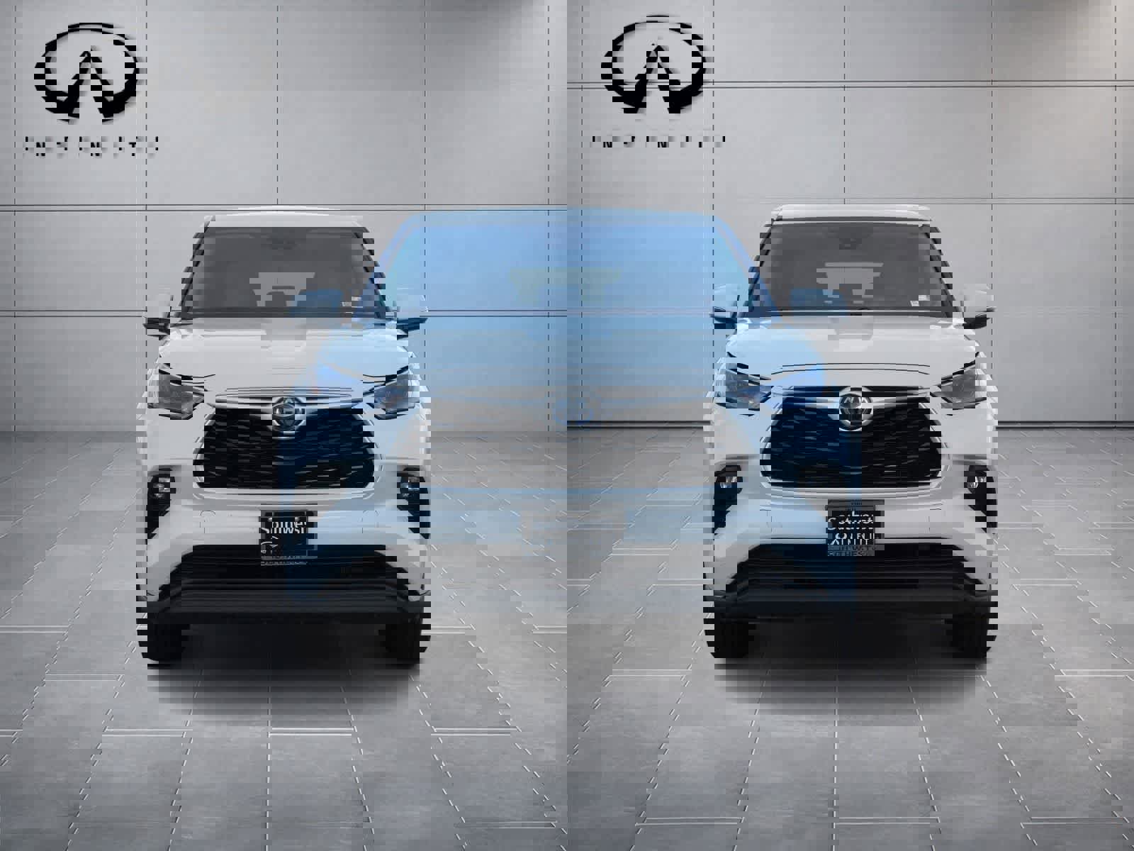 Used 2022 Toyota Highlander LE image 2