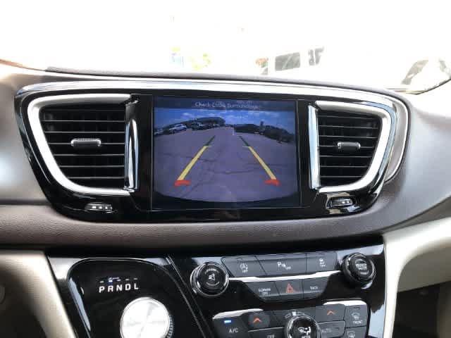 Used 2017 Chrysler Pacifica Touring-L FWD image 24