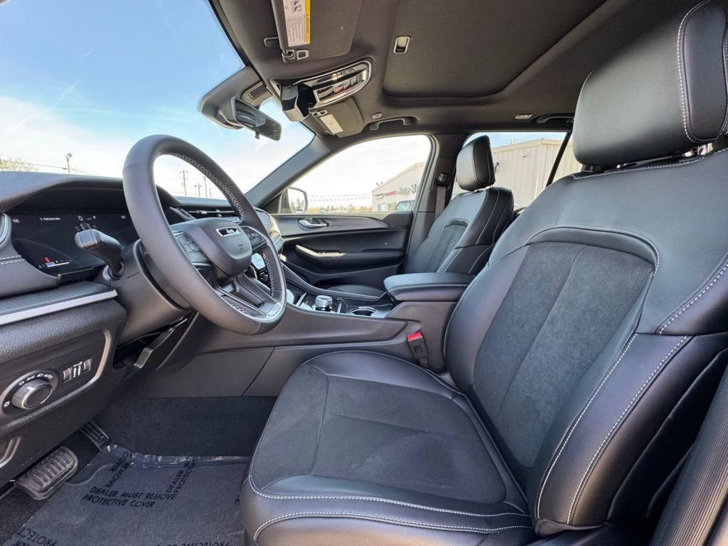 New 2025 Jeep Grand Cherokee Altitude AWD/4WD image 17