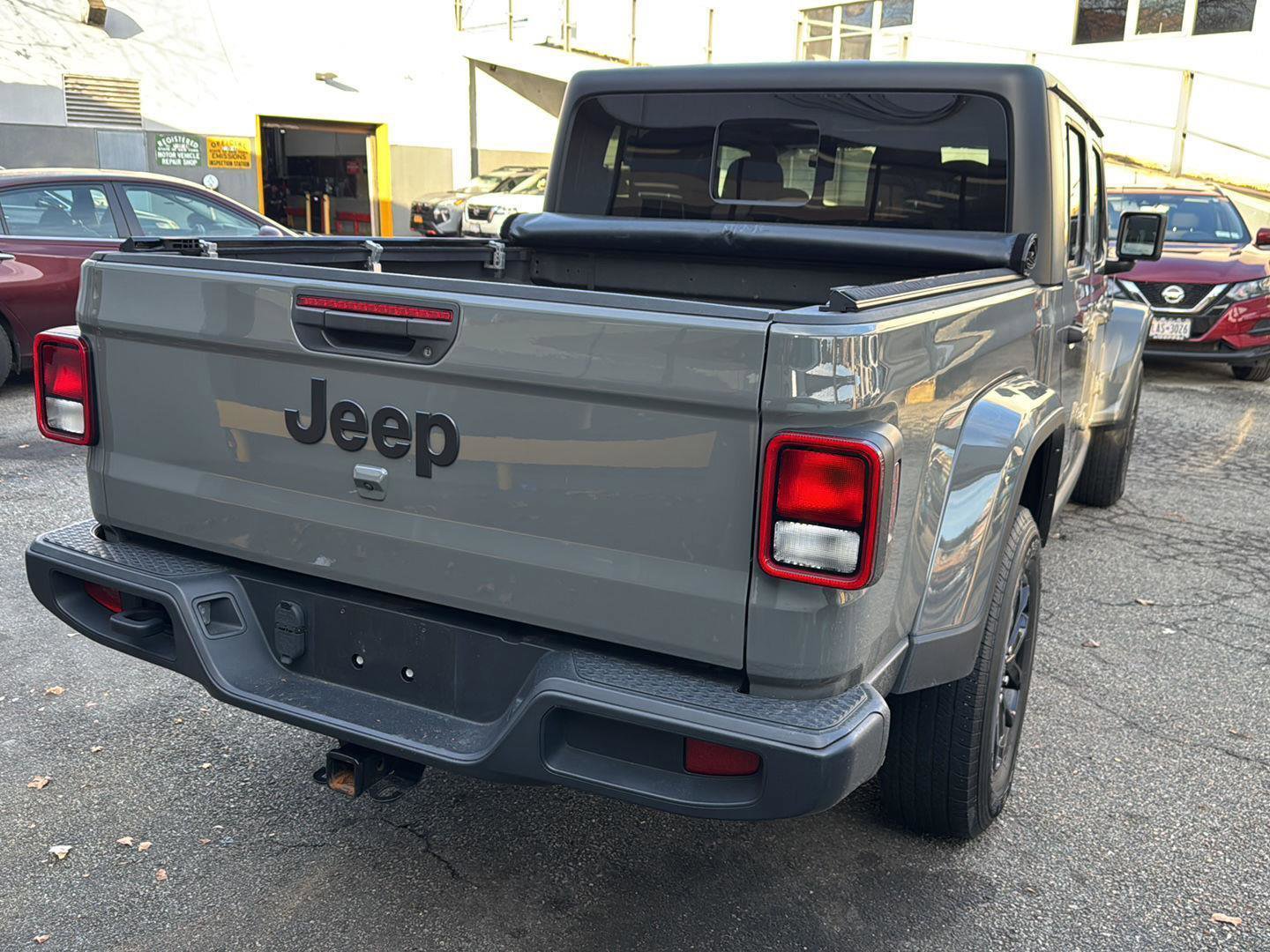 Used 2022 Jeep Gladiator Sport image 9