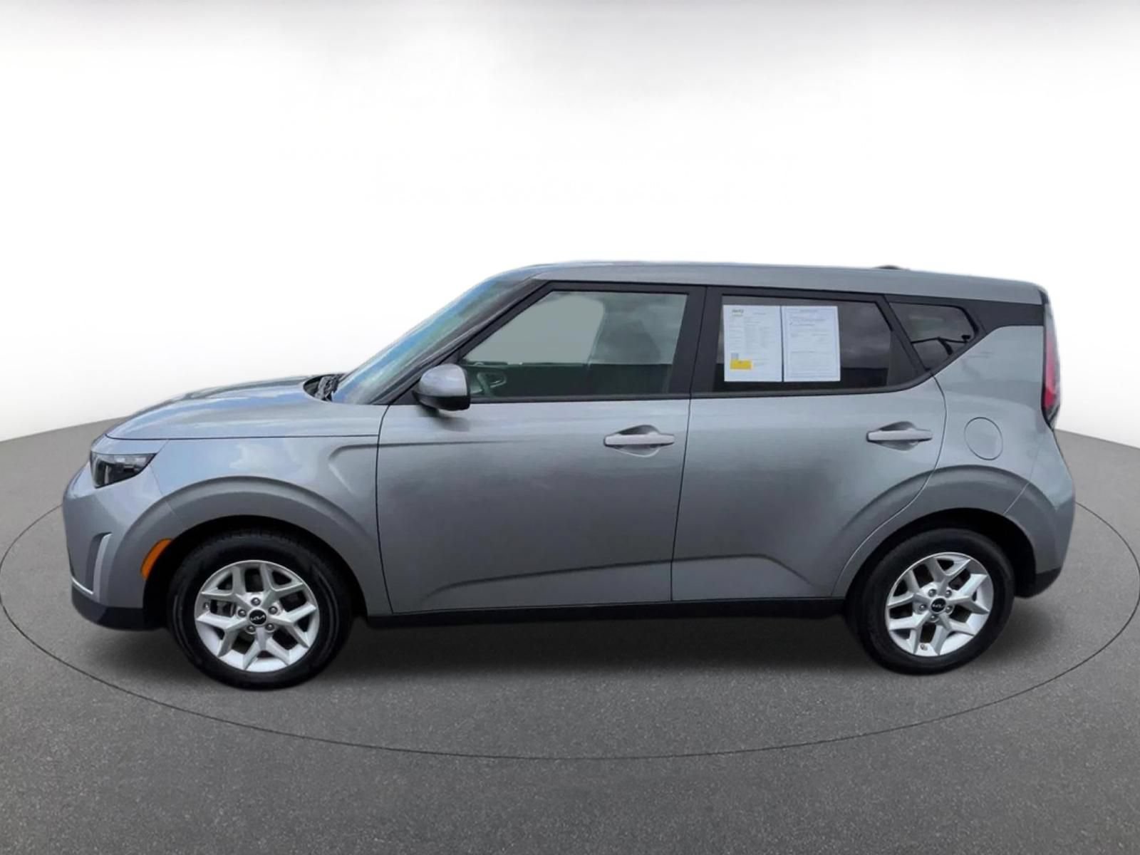 Used 2025 Kia Soul LX w/ LX Technology Package FWD image 8