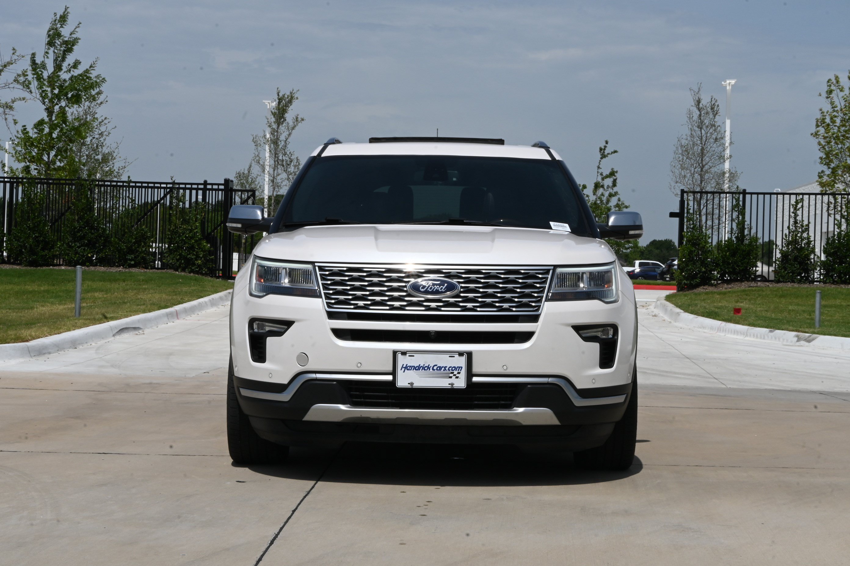 Used 2018 Ford Explorer Platinum AWD/4WD image 3
