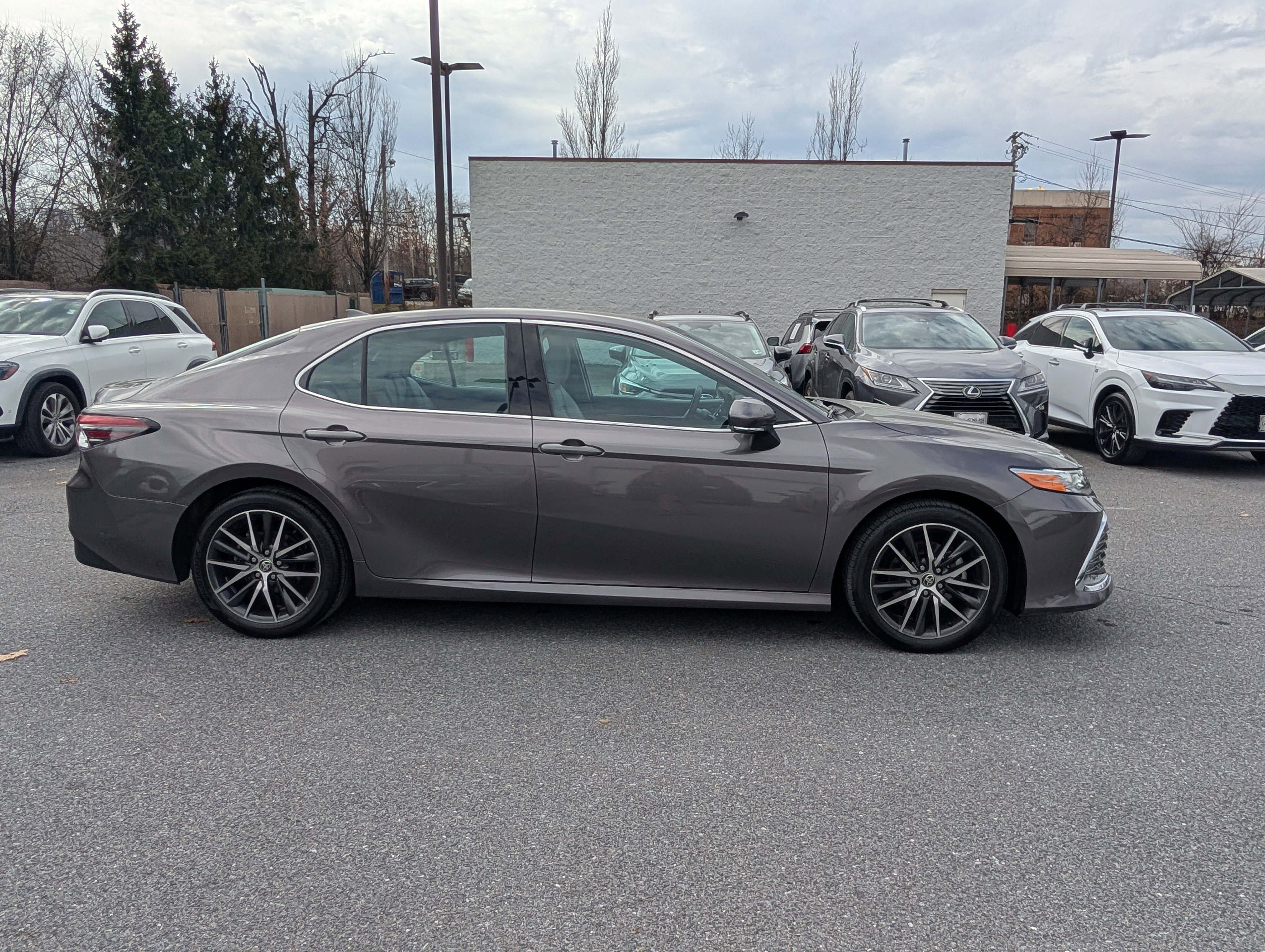 Used 2022 Toyota Camry XLE image 2