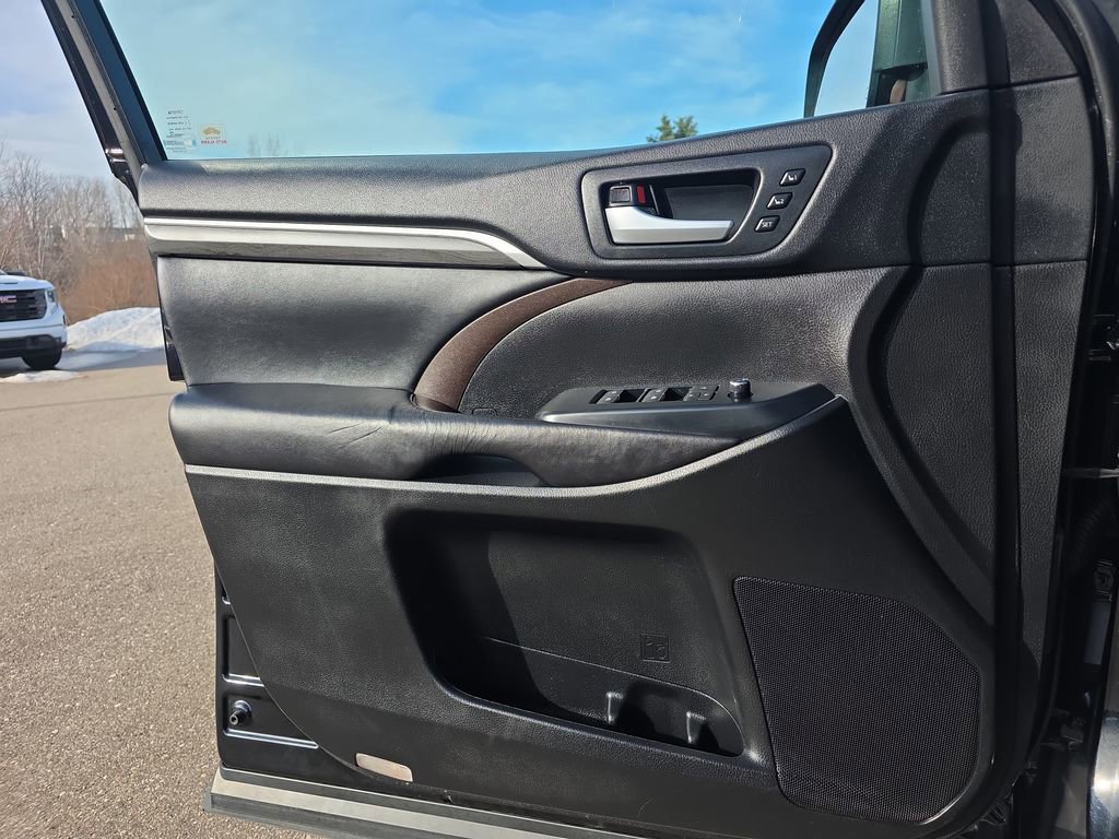 Used 2017 Toyota Highlander Limited Platinum image 28