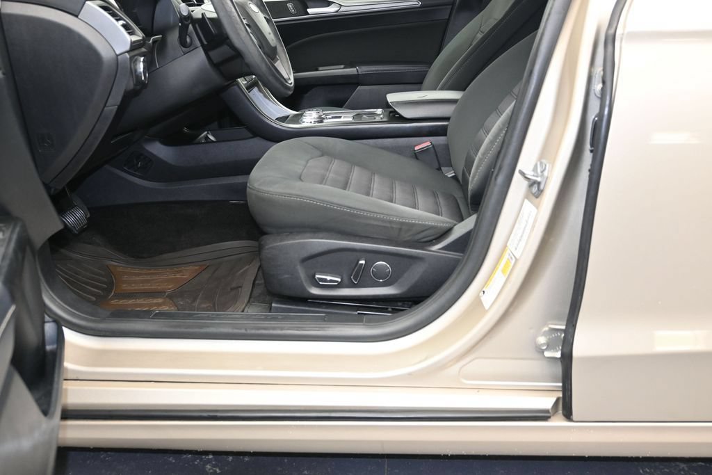 Used 2018 Ford Fusion SE w/ Fusion SE Technology Package FWD image 22