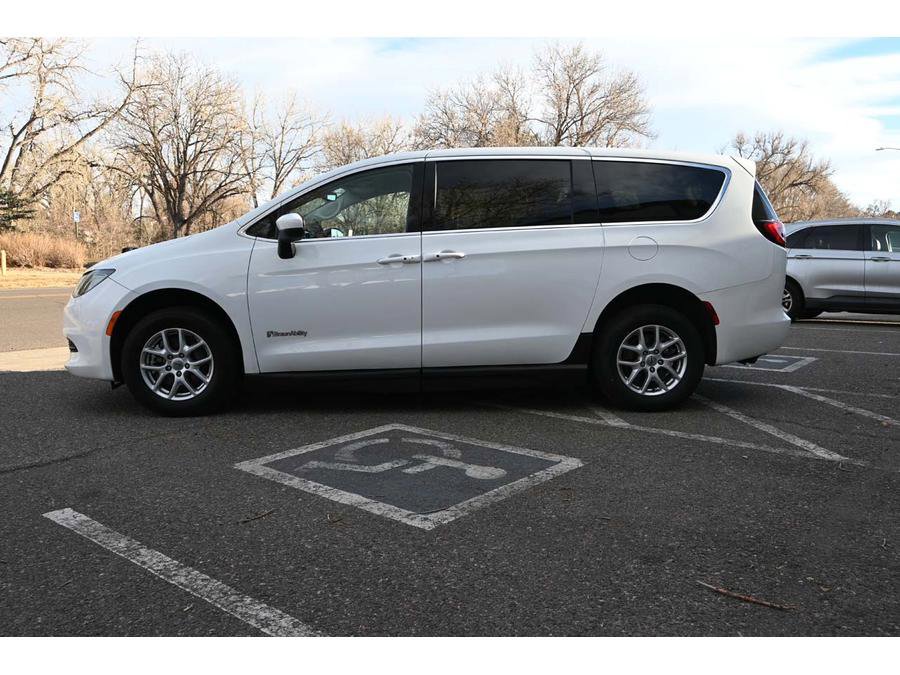 Used 2023 Chrysler Voyager LX image 9