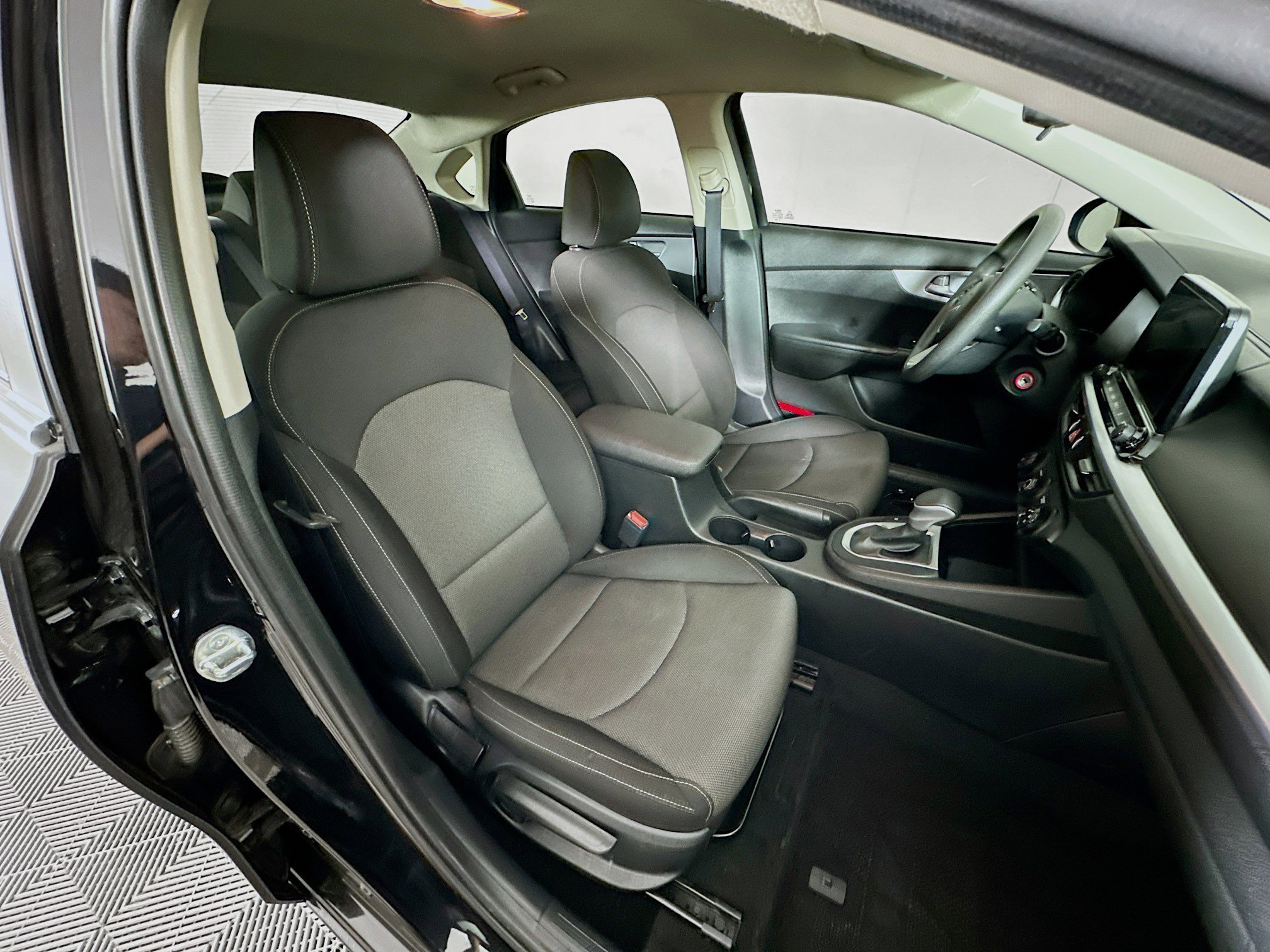 Used 2023 Kia Forte LXS image 28