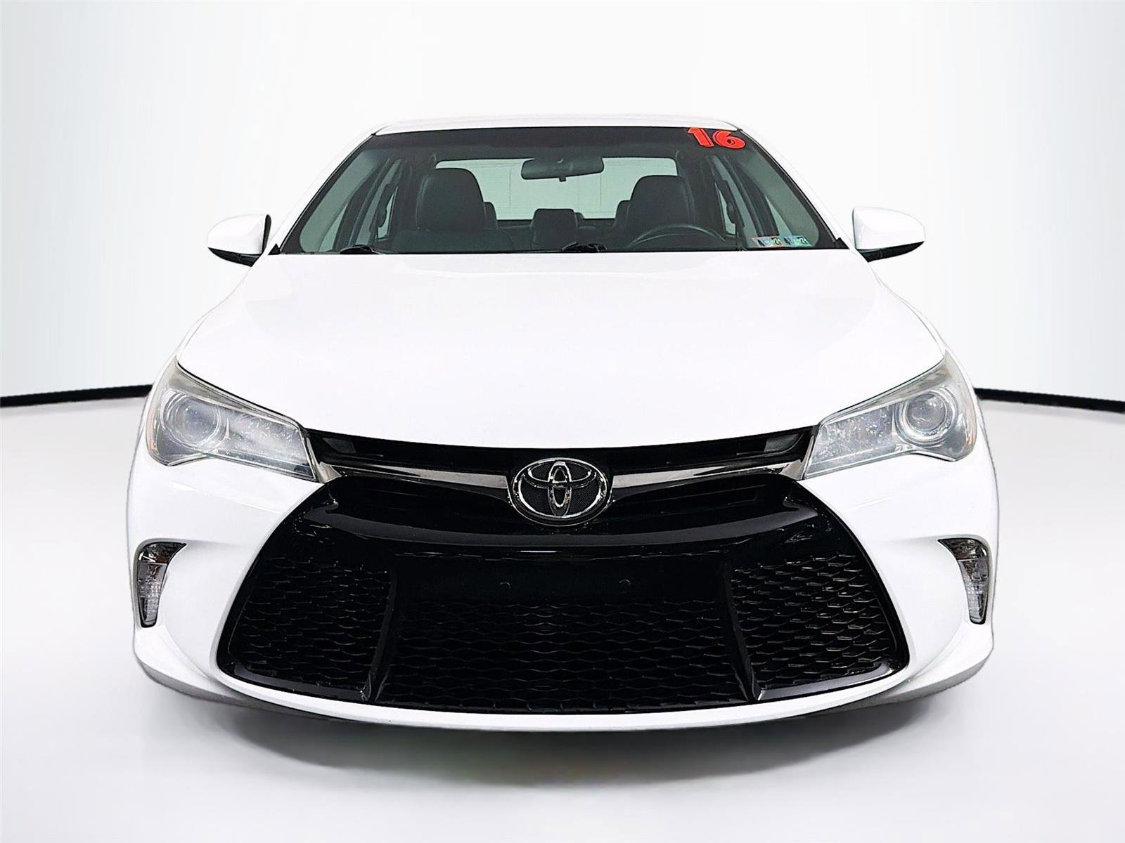 Used 2016 Toyota Camry SE FWD image 2