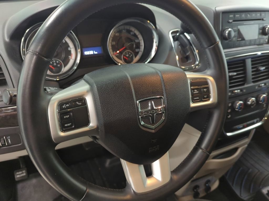 Used 2015 Dodge Grand Caravan American Value Package w/ UConnect Hands-Free Group FWD image 15