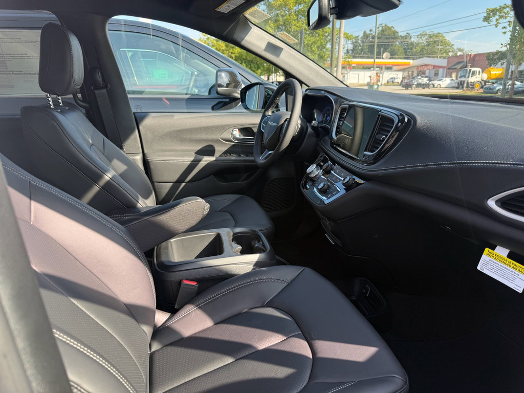 New 2026 Chrysler Pacifica Select image 24