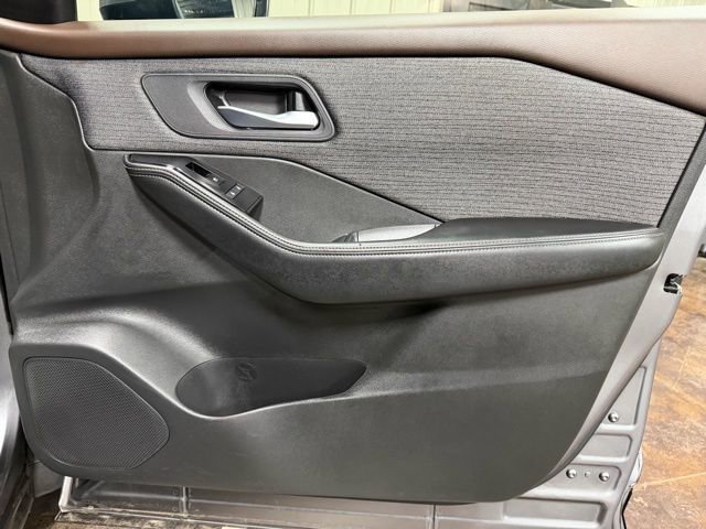 Used 2023 Nissan Rogue SV image 25