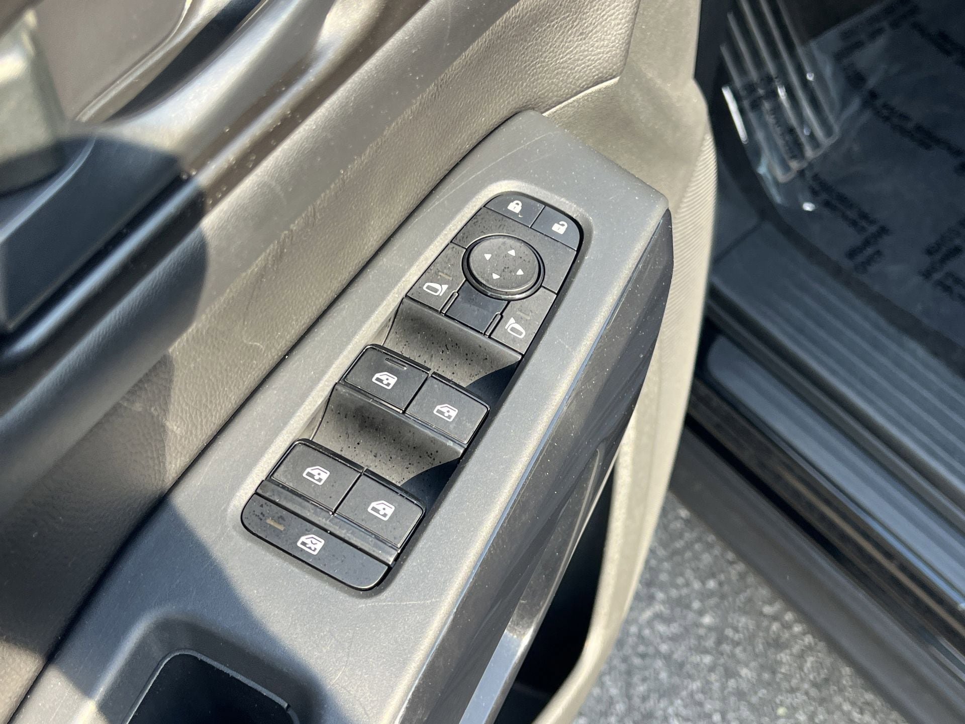 Used 2024 Nissan Pathfinder SV FWD image 13