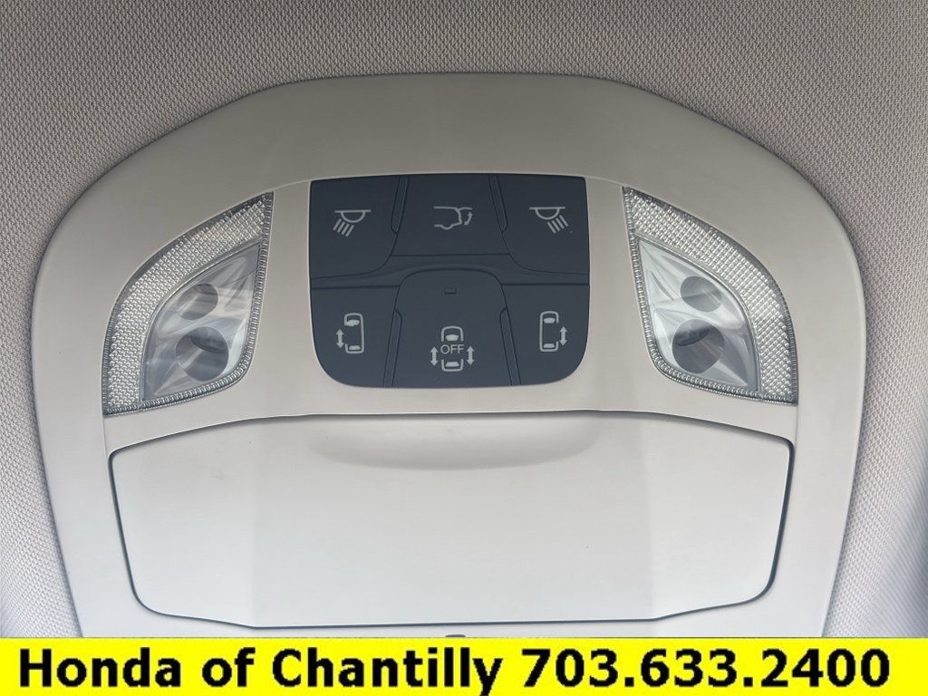 Used 2017 Chrysler Pacifica Touring-L w/ Tire & Wheel Group FWD image 15
