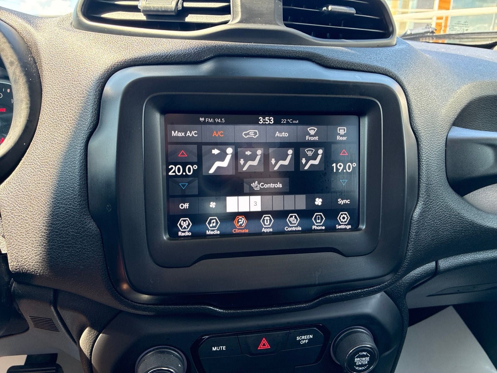 Used 2018 Jeep Renegade Latitude w/ Cold Weather Group AWD/4WD image 20