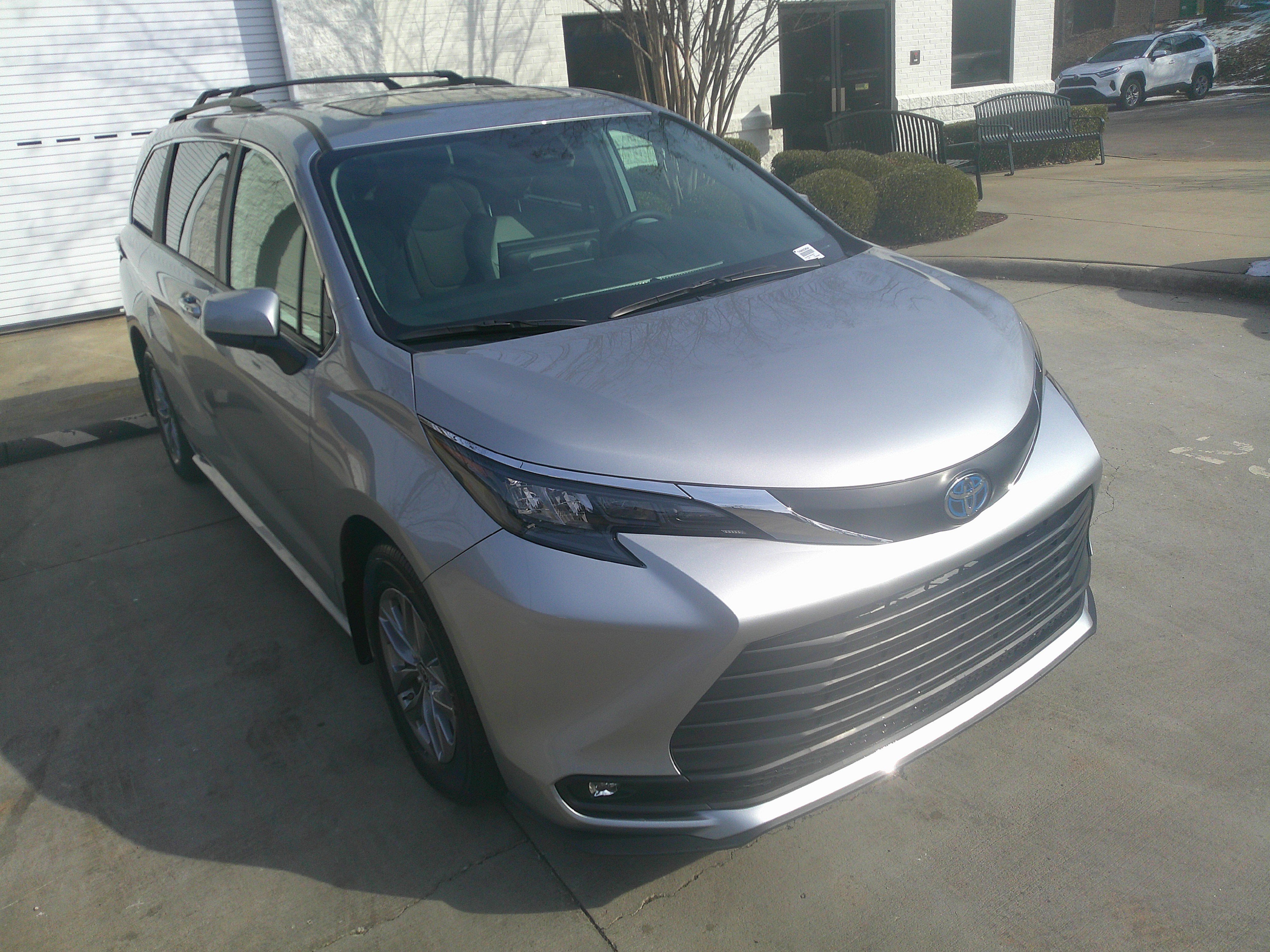Used 2025 Toyota Sienna XLE image 2