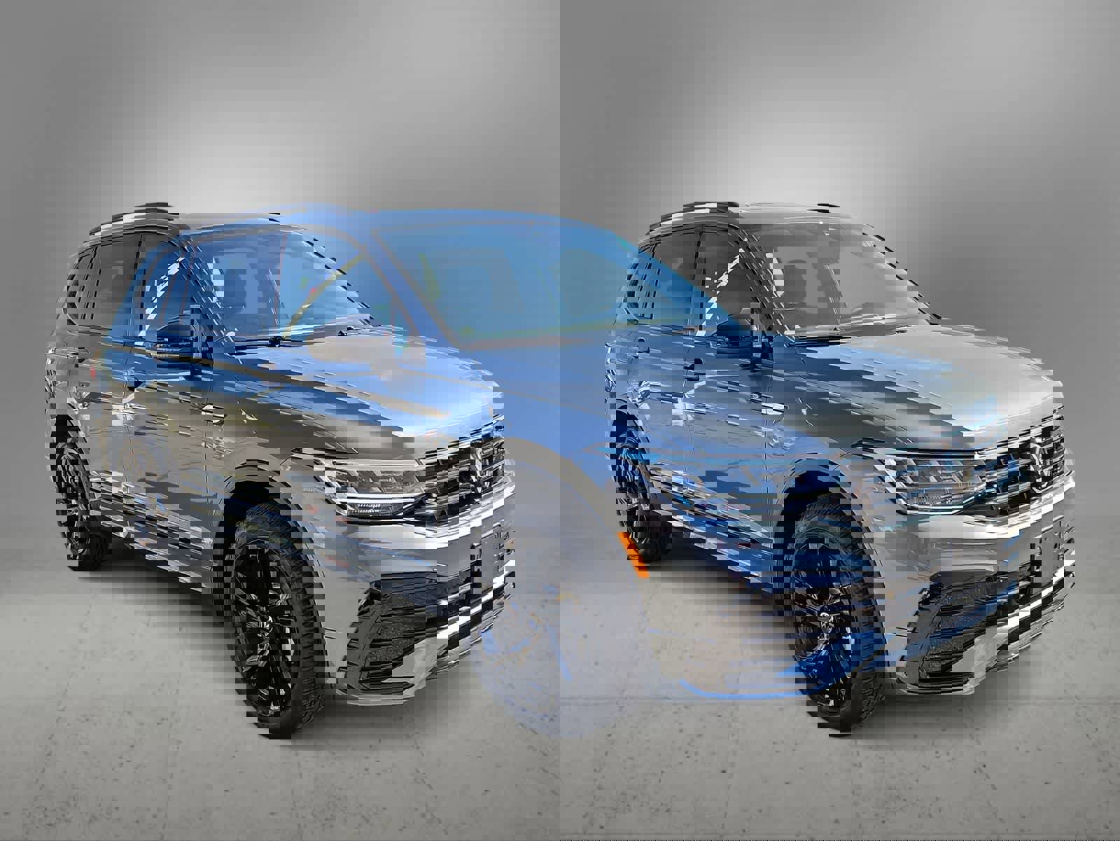 Used 2024 Volkswagen Tiguan SE R-Line image 2