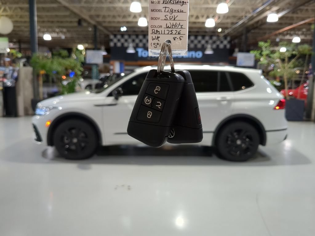 Used 2024 Volkswagen Tiguan SE R-Line AWD/4WD image 4