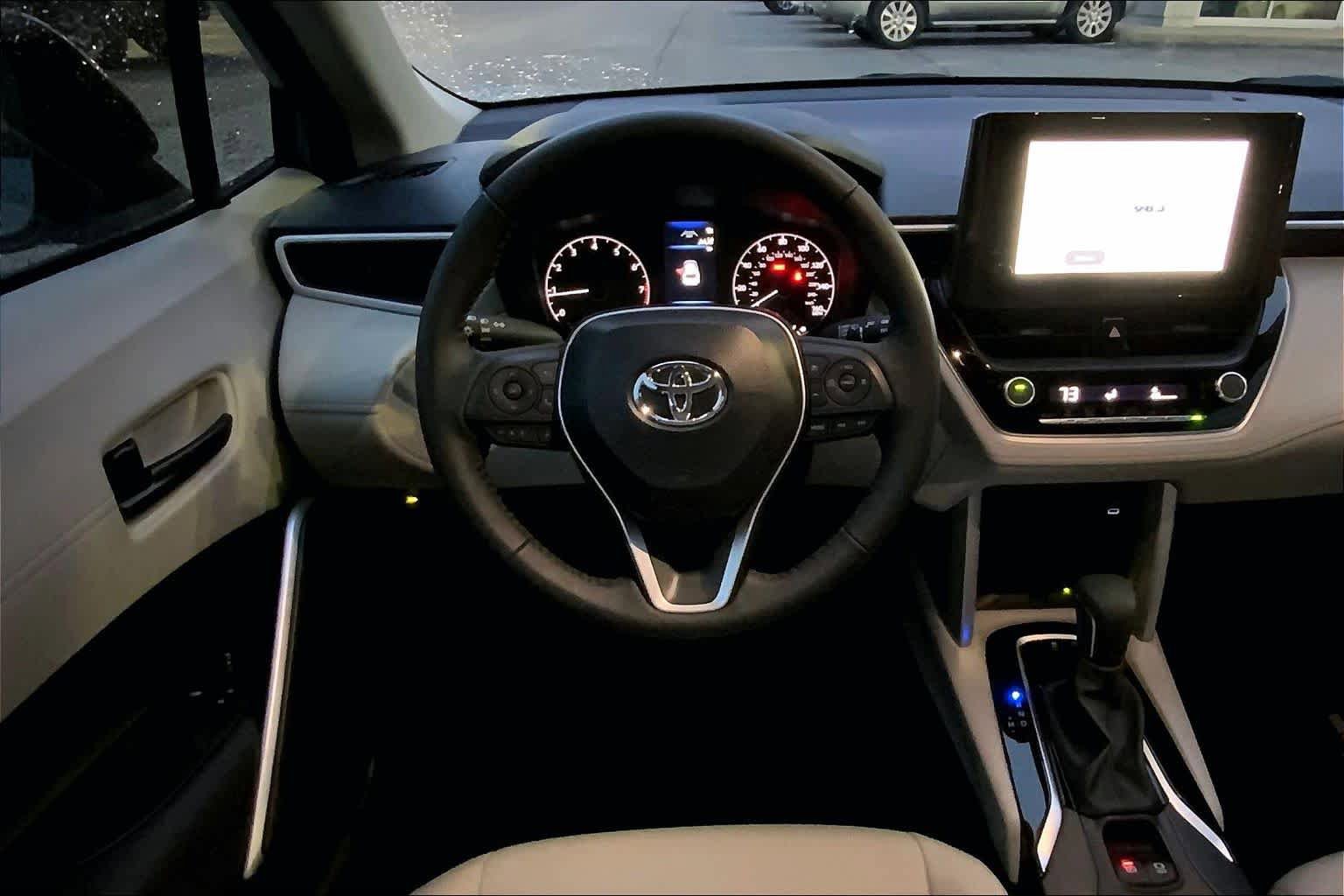 Used 2025 Toyota Corolla Cross LE FWD image 6